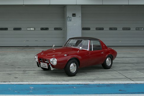File:Toyota Sports 800 '65 (GT7, Seminole Red).jpg