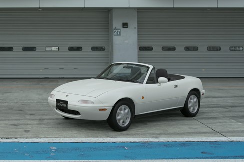 File:Mazda Eunos Roadster (NA) '89 (GT7, Crystal White).jpg