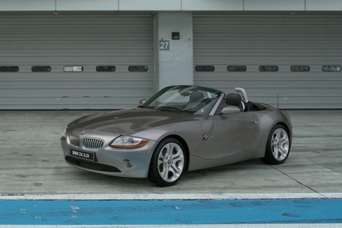 File:BMW Z4 3.0i '03 (GT7, Sterlinggrau Metallic).jpg