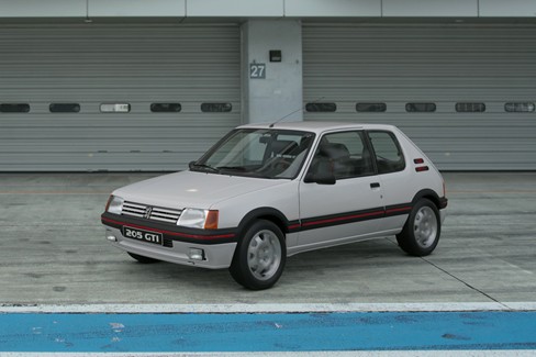File:Peugeot 205 GTI '88 (GT7, Blanc Meije).jpg