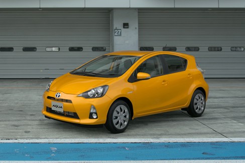 File:Toyota Aqua S '11 (GT7, Yellow).jpg