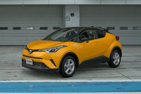 File:Toyota C-HR S '18 (GT7, Black - Yellow).jpg
