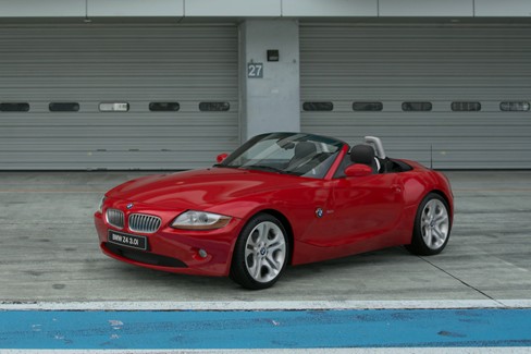 File:BMW Z4 3.0i '03 (GT7, Hellrot).jpg