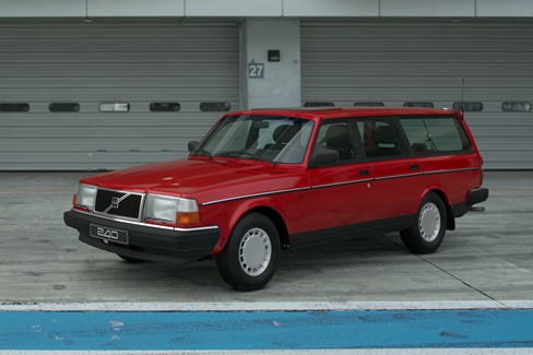 File:Volvo 240 SE Estate '93 (GT7, Red).jpg