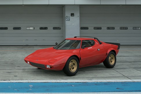 File:Lancia Stratos '73 (GT7, Rosso Arancio Rally).jpg