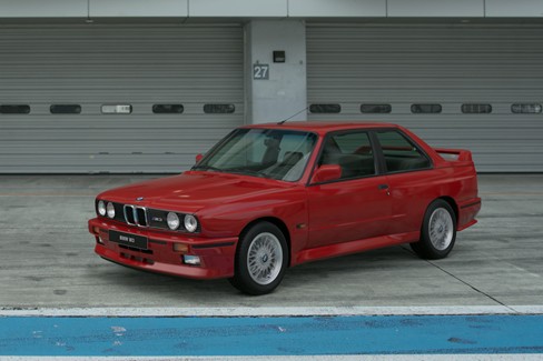 File:BMW M3 '89 (GT7, Cinnabar Red).jpg