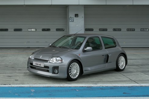 File:Renault Clio V6 24V '00 (GT7, Iceberg Silver).jpg