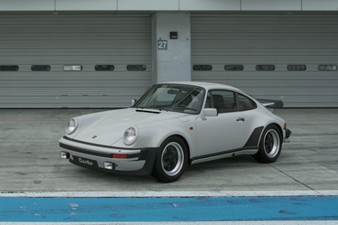 File:Porsche 911 Turbo (930) '81 (GT7, Grandprixweiss).jpg