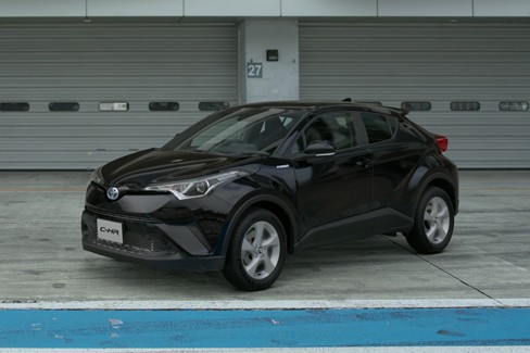 File:Toyota C-HR S '18 (GT7, Black Mica).jpg