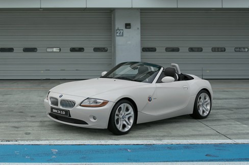 File:BMW Z4 3.0i '03 (GT7, Alpinweiß).jpg