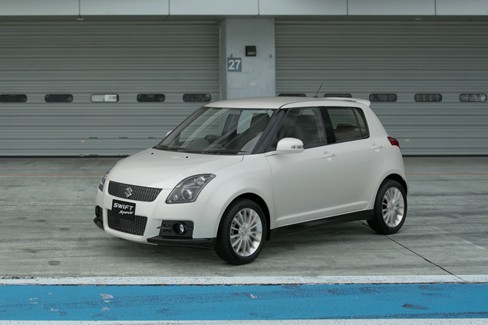 File:Suzuki Swift Sport '07 (GT7, Pearl White).jpg