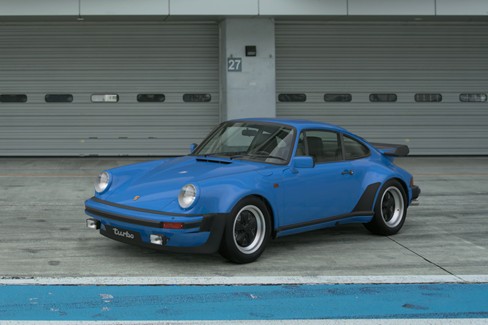 File:Porsche 911 Turbo (930) '81 (GT7, Arrowblau).jpg