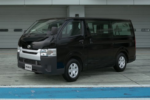 File:Toyota Hiace Van DX '16 (GT7, Black Mica).jpg