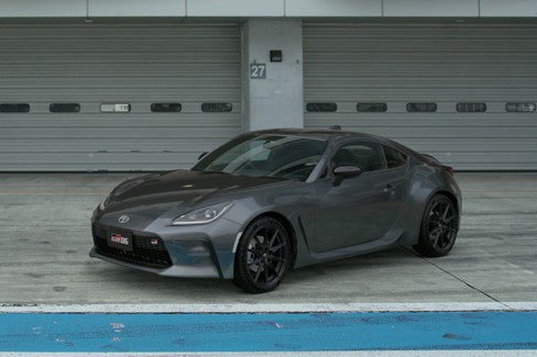 File:Toyota GR86 RZ '21 (GT7, Magnetite Grey Metallic).jpg