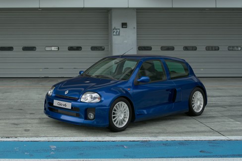 File:Renault Clio V6 24V '00 (GT7, Iliad Blue).jpg