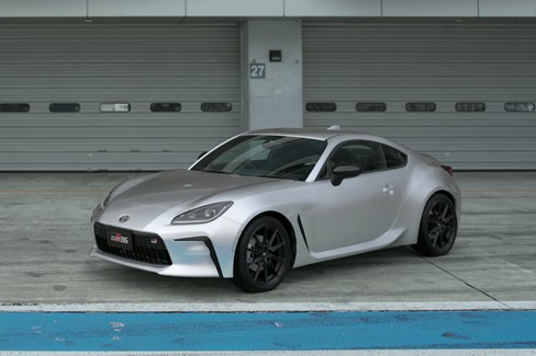 File:Toyota GR86 RZ '21 (GT7, Ice Silver Metallic).jpg