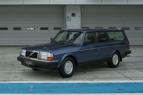 File:Volvo 240 SE Estate '93 (GT7, Blue Metallic).jpg