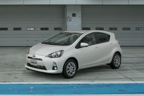 File:Toyota Aqua S '11 (GT7, Super White II).jpg