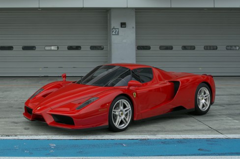 File:Enzo Ferrari '02 (GT7, Rosso Scuderia).jpg
