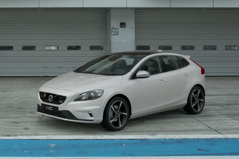 File:Volvo V40 T5 R-Design '13 (GT7, Ice White).jpg