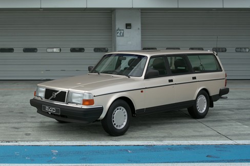 File:Volvo 240 SE Estate '93 (GT7, White).jpg