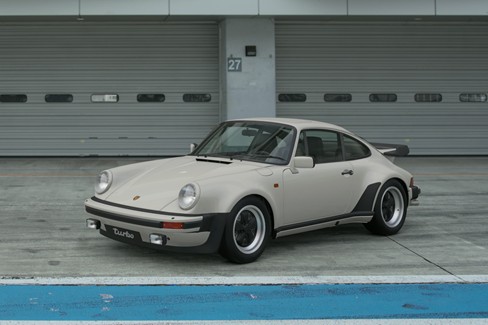 File:Porsche 911 Turbo (930) '81 (GT7, Chiffonweiss).jpg