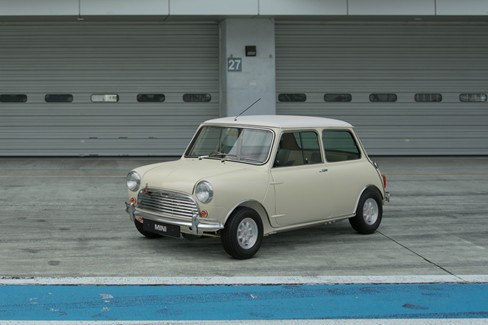 File:Mini Cooper S '65 (GT7, Old English White).jpg