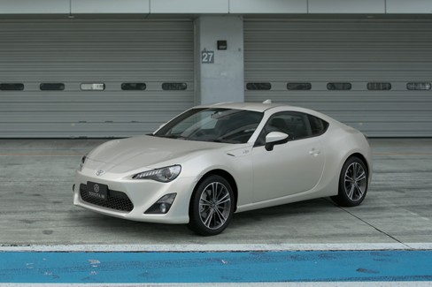File:Toyota 86 GT '15 (GT7, Crystal White Pearl).jpg